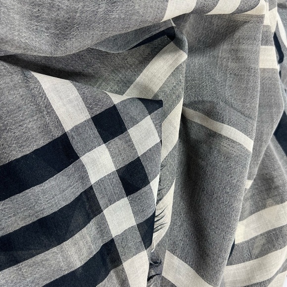 Burberry Black and Cream Checkered Scarf Luxurious Wrap - Picture 3 of 4